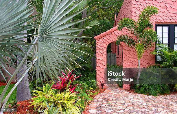 Garten In Den Tropen Stockfoto und mehr Bilder von Blumenbeet - Blumenbeet, Palme, Architektur