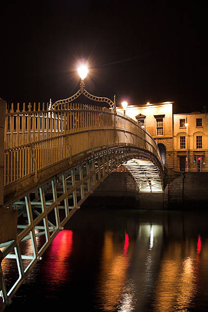 a ponte the ha'penny dublin - dublin ireland republic of ireland hapenny bridge temple bar - fotografias e filmes do acervo