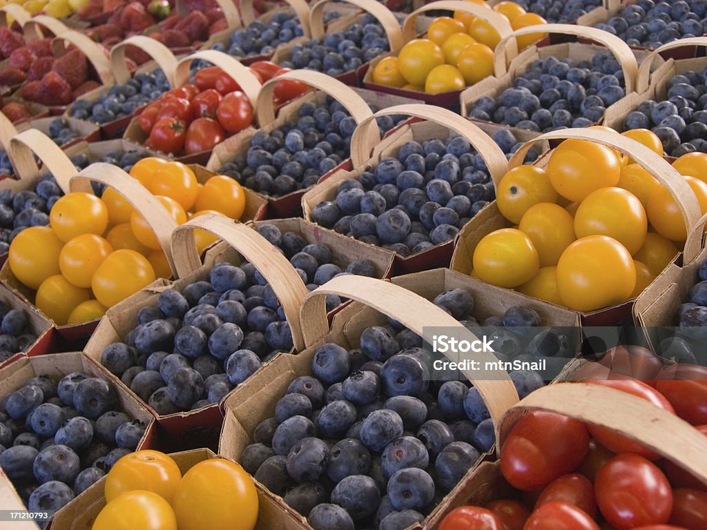 En el mercado: Tomates & arándanos - Foto de stock de Abundancia libre de derechos