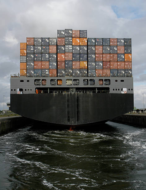 Navio cargueiro sair - foto de acervo