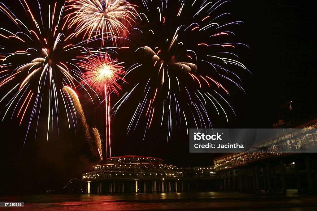 Firewoks en la playa - Foto de stock de Fuegos artificiales libre de derechos