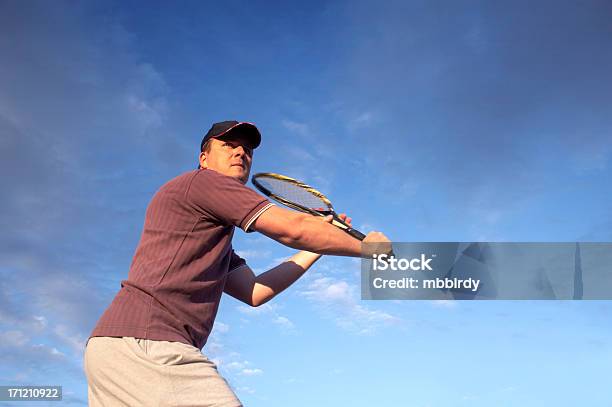 Jogador De Ténis Espera Bola Na Rede - Fotografias de stock e mais imagens de Negócios - Negócios, Ténis - Desporto com Raqueta, Adulto