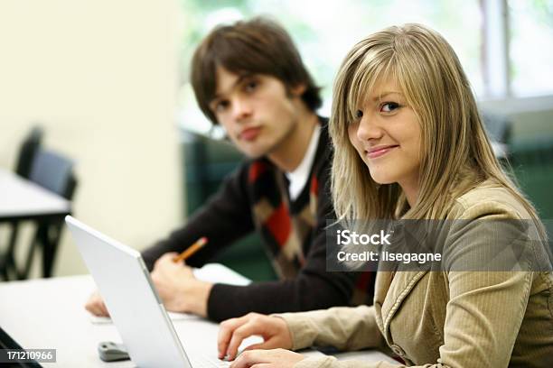 Alunos A Trabalhar - Fotografias de stock e mais imagens de Adolescente - Adolescente, Adolescência, Adulto