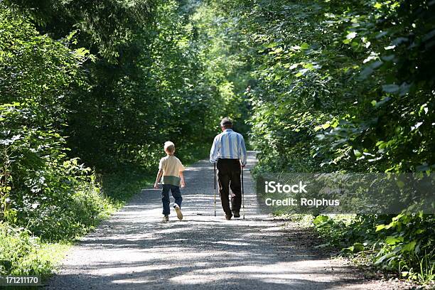 Nordic Walking Mit Und Grandpa Stockfoto und mehr Bilder von Aktiver Lebensstil - Aktiver Lebensstil, Aktiver Senior, Alter Erwachsener