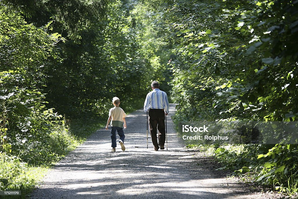 Скандинавская ходьба с Grandpa - Стоковые фото Активный образ жизни роялти-фри