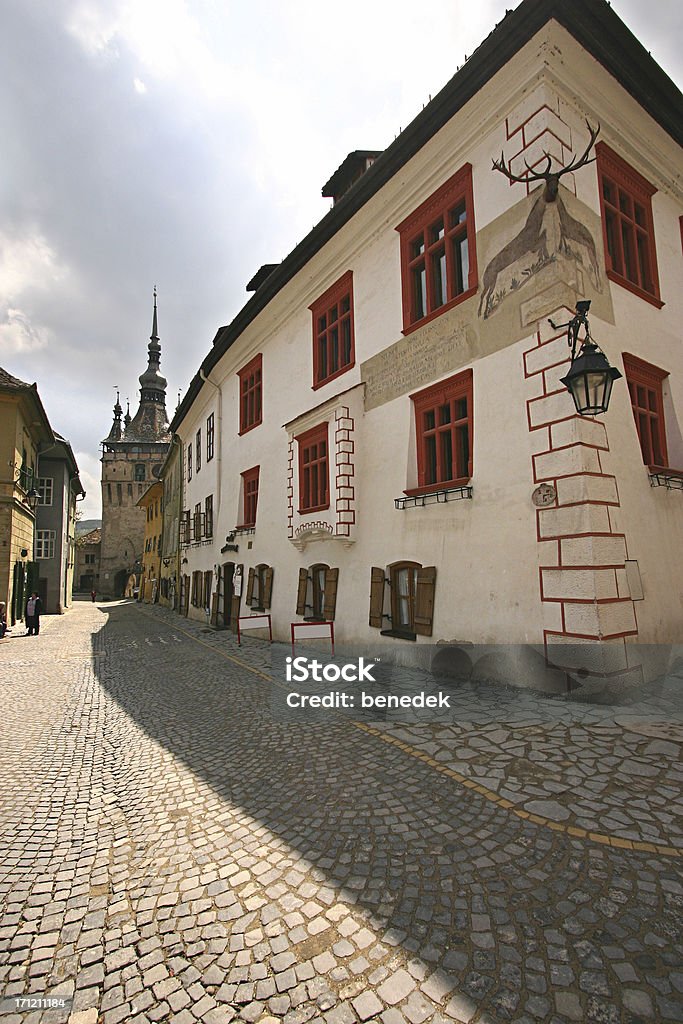 Calle Street y Clock Tower in Sighisoara, Rumania - Foto de stock de Adoquinado libre de derechos