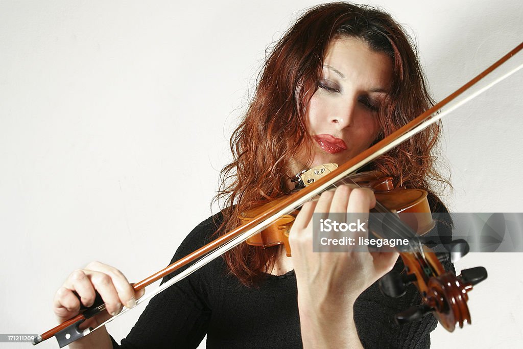 Donna suona il violino - Foto stock royalty-free di Adulto