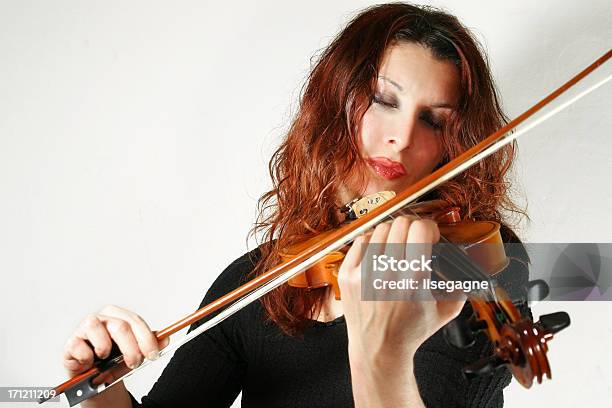 Donna Suona Il Violino - Fotografie stock e altre immagini di Adulto - Adulto, Arte, Cultura e Spettacolo, Capelli castani