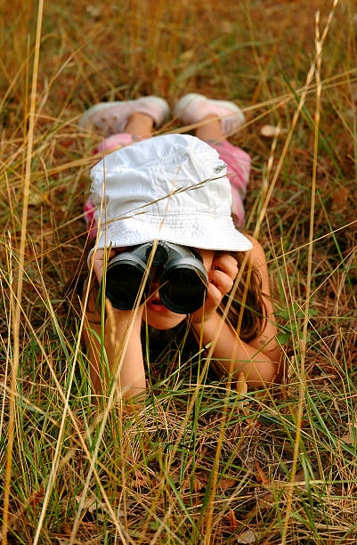 mira - discovery binoculars boy scout searching fotografías e imágenes de stock