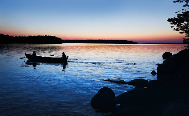 atardecer barco de remos - finland lake summer couple fotografías e imágenes de stock