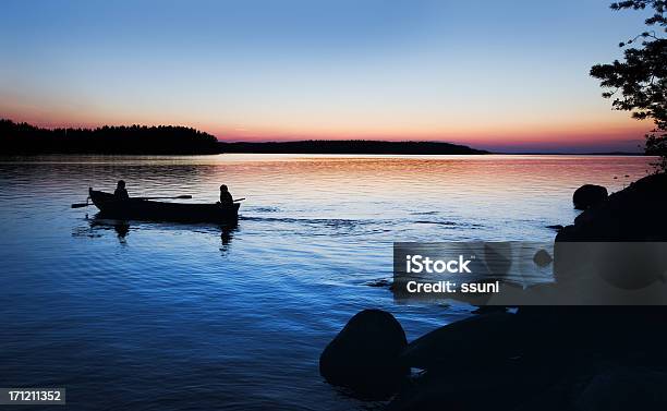 夕暮れの手漕ぎ船 - 八月のストックフォトや画像を多数ご用意 - 八月, フィンランド, 湖
