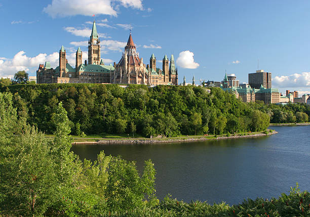 el parlamento canadiense de la ciudad de ottawa - ottawa river fotografías e imágenes de stock