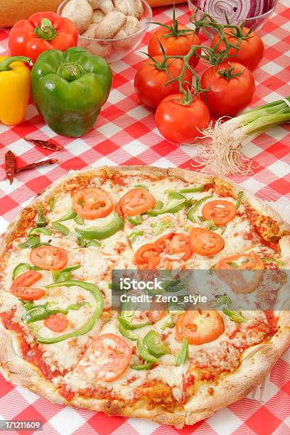 Pizza Preparación De 14 Foto de stock y más banco de imágenes de Aceituna - Aceituna, Albahaca, Alimento