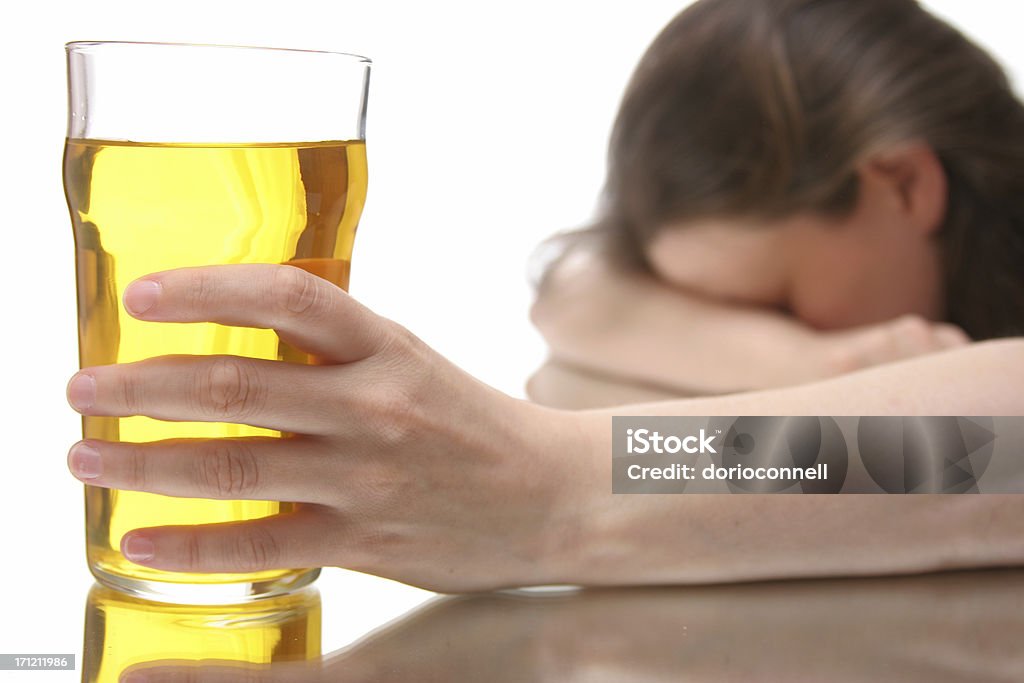 Женщина с питьевой проблемы - Стоковые фото Алкоголь - напиток роялти-фри