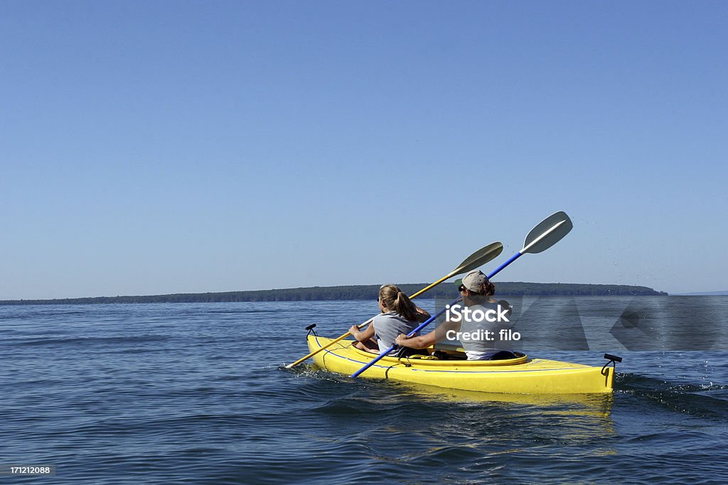 Due persone in kayak - Foto stock royalty-free di Adulto