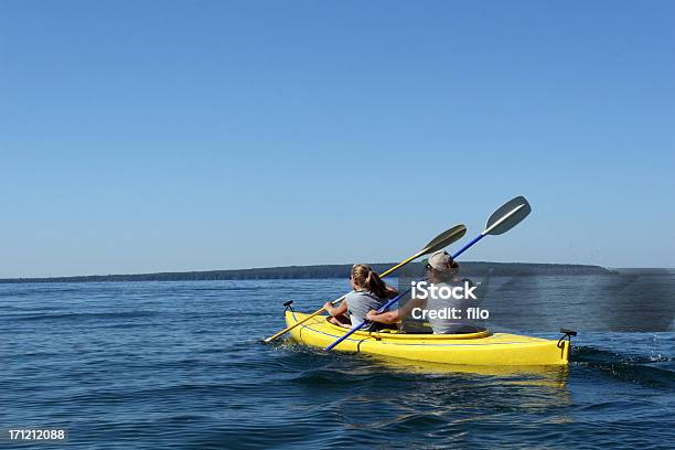 Due Persone In Kayak - Fotografie stock e altre immagini di Adulto - Adulto, Ambientazione esterna, Ambientazione tranquilla