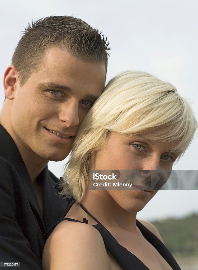 Feliz pareja hombre y mujer juntos - Foto de stock de Abrazar libre de derechos