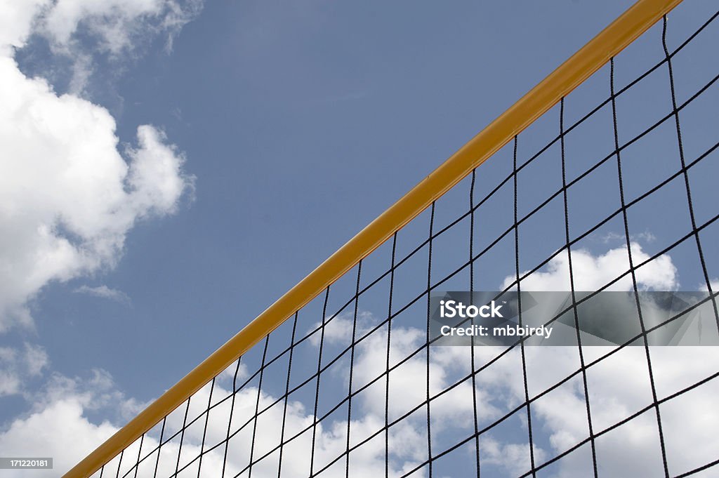 Colorido a rede de vôlei de praia com céu azul e nuvens atrás - Foto de stock de Voleibol royalty-free