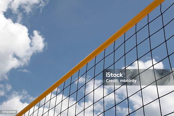 Foto de Colorido A Rede De Vôlei De Praia Com Céu Azul E Nuvens Atrás e mais fotos de stock de Voleibol