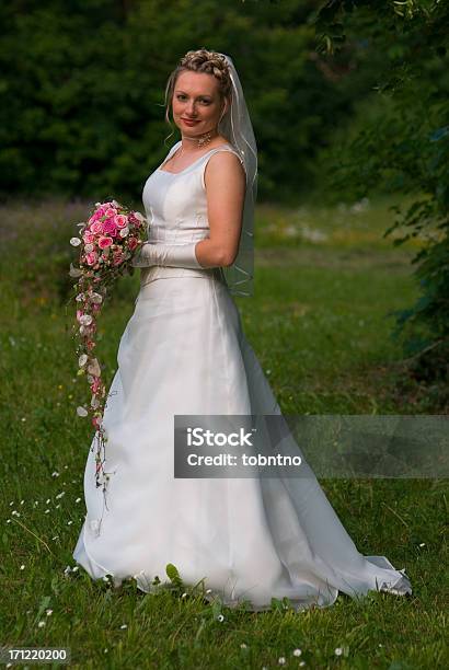 Noiva Segurando Buquet - Fotografias de stock e mais imagens de Adulto - Adulto, Amor, Bouquet