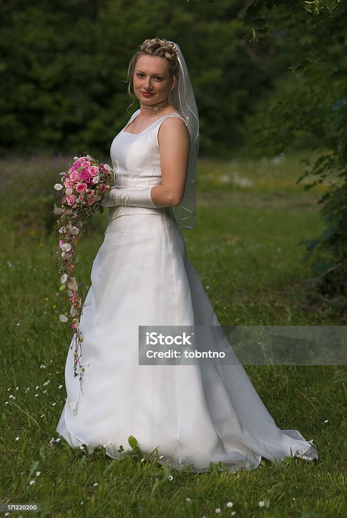 Невеста держит buquet - Стоковые фото Белый роялти-фри