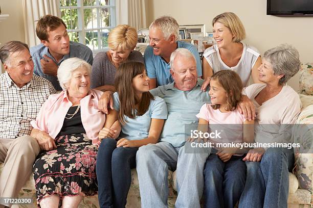 Grande Gruppo Di Famiglia Seduta Sul Divano Al Suo Interno - Fotografie stock e altre immagini di Donne