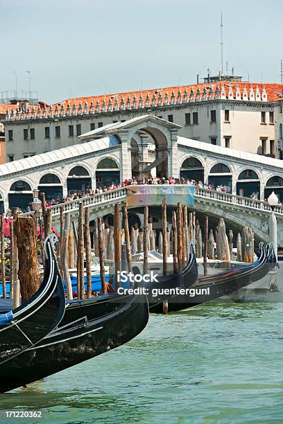 Gondolas Em Frente Ponte Rialo Grande Canal Veneza - Fotografias de stock e mais imagens de Canal - Água Corrente