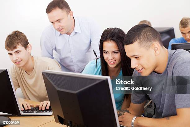 Foto de Computador Classe Na Escola e mais fotos de stock de Adolescente - Adolescente, Adolescentes Meninas, Adolescência