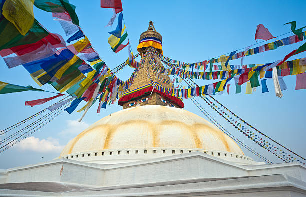 кр�асочные традиционные буддийские молитвы флаги золотой ступа храм bhaktapur непал - bodnath stupa kathmandu stupa flag стоковые фото и изображения