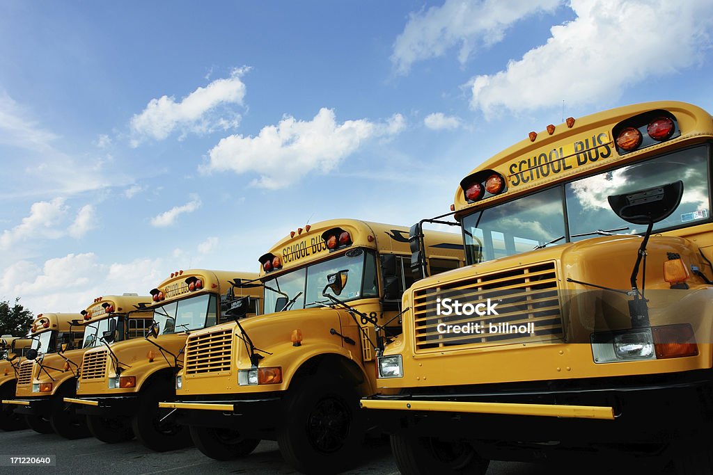 Ligne de bus scolaire - Photo de Bus scolaire libre de droits