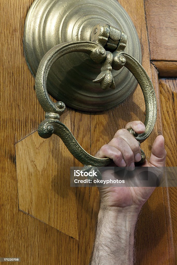 Hombre Mano agarrando mango de puerta - Foto de stock de Abrir libre de derechos