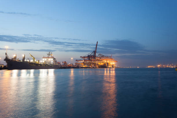 ponte de humen no terminal euromax - containerisation - fotografias e filmes do acervo