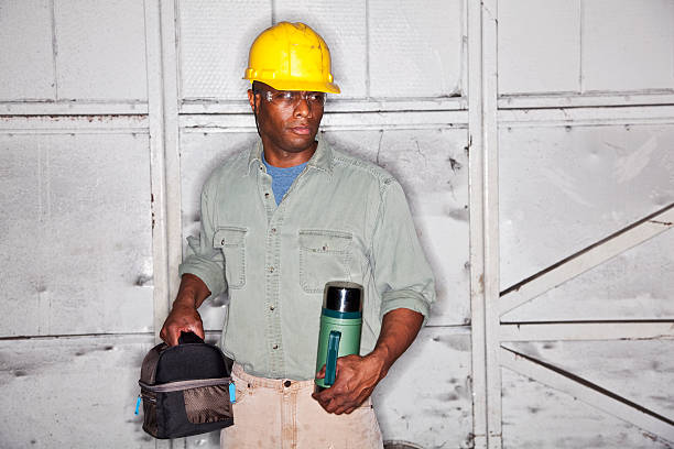 trabajador con lunchbox afroamericana - lunch box construction black fotografías e imágenes de stock