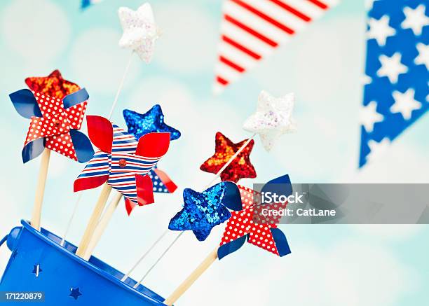 Decoraciones Para Fiestas Del 4 De Julio Foto de stock y más banco de imágenes de Cuatro de julio - Cuatro de julio, Día de la Independencia, Molino de Papel