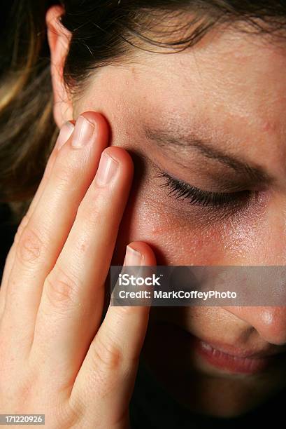 Mão A Segurar Ferida Cara - Fotografias de stock e mais imagens de Equimose - Equimose, Face Humana, Violência Doméstica