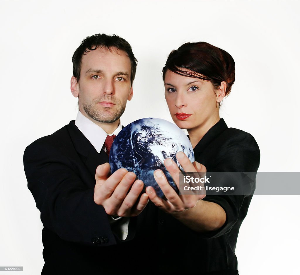 Uomo e donna in abbigliamento business tenendo il mondo. - Foto stock royalty-free di Abbigliamento elegante