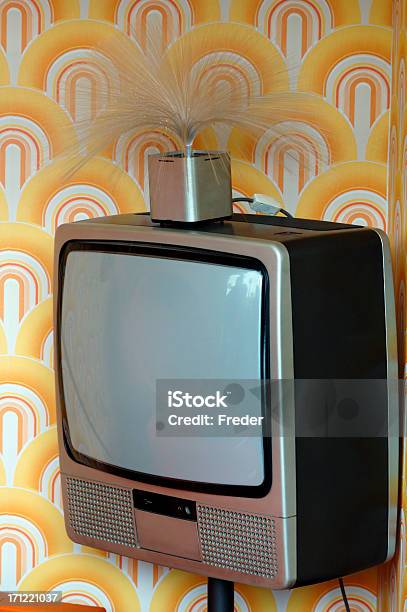 Старомодный Телевизор — стоковые фотографии и другие картинки 1990-1999 - 1990-1999, Телевизор, Гостиная