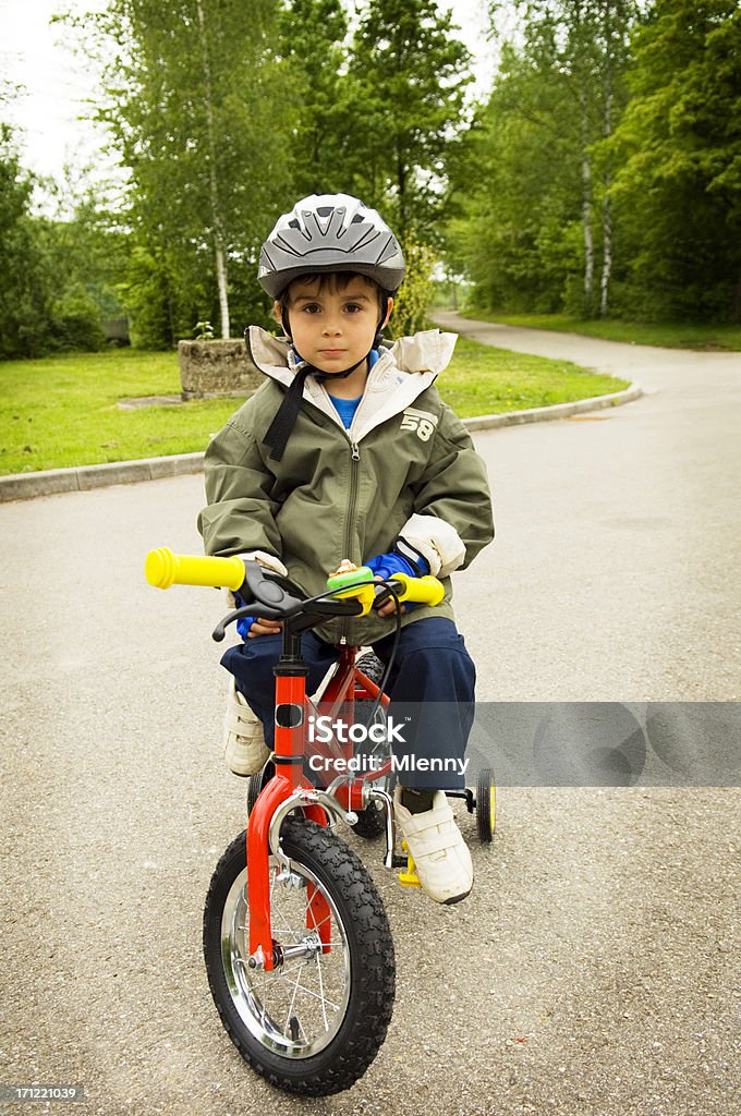 Menino com seu primeiro de bicicleta - Foto de stock de 4-5 Anos royalty-free