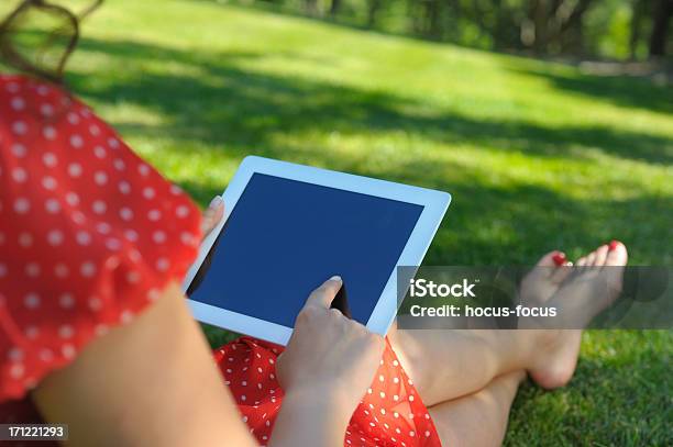 Za Pomocą Tabletu Pc W Naturze - zdjęcia stockowe i więcej obrazów Tablet - Tablet, Ogród formalny, Ekran urządzenia