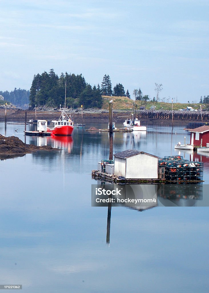 Deer Island chiatta e imbarcazioni riflesso - Foto stock royalty-free di Canada