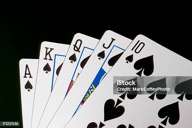 Royal Flush Preto - Fotografias de stock e mais imagens de Série de Cartas do Mesmo Naipe - Série de Cartas do Mesmo Naipe, Carta de Baralho, Cartas na Mão