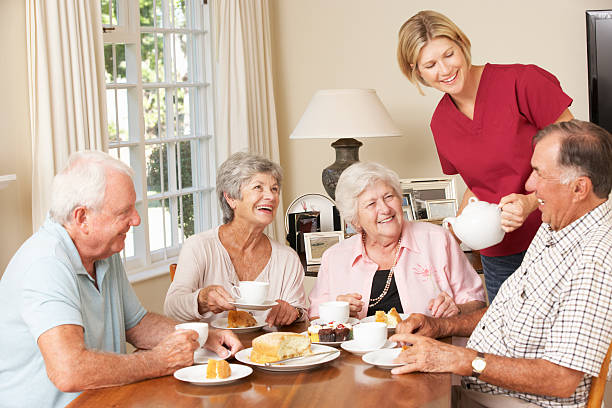 grupo de senior casais desfrutar juntos em casa de chá da tarde - senior adult nursing home eating home interior imagens e fotografias de stock