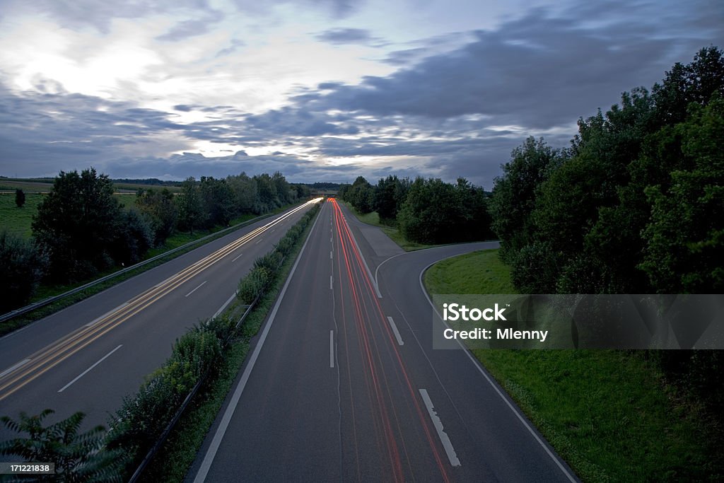 Crepúsculo highway paisagem - Foto de stock de A caminho royalty-free