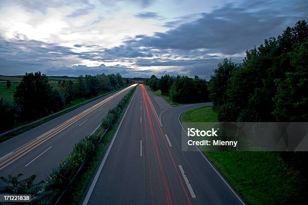 Foto de Crepúsculo Highway Paisagem e mais fotos de stock de A caminho - A caminho, Abstrato, Autobahn