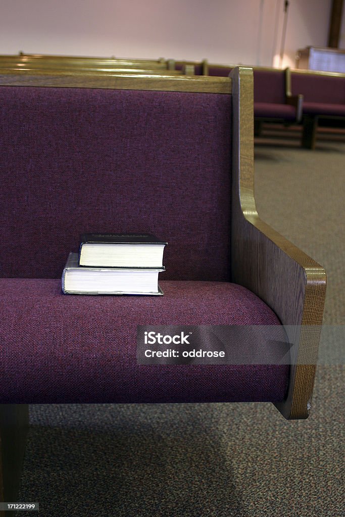 Banco de iglesia perteneciente a la iglesia y Biblia con libro de himnos - Foto de stock de Asiento libre de derechos