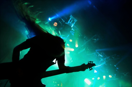 Silueta de metales pesados guitar player realiza en vivo photo