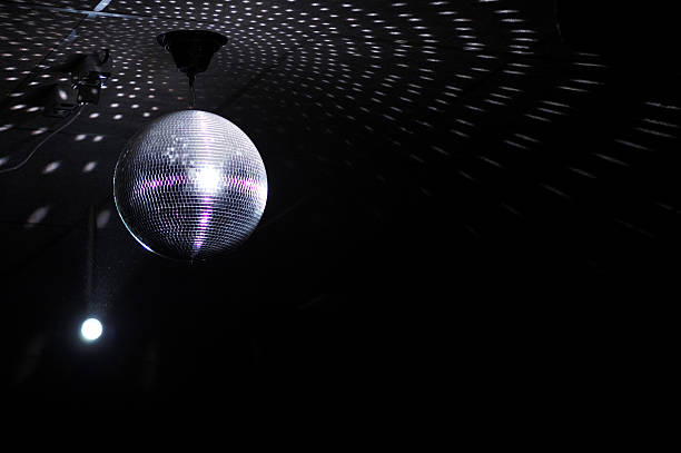 brilho colorido bola de espelhos de disco 3 - disco ball 1970s style 1980s style nightclub - fotografias e filmes do acervo