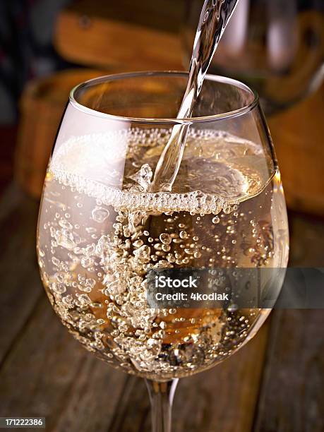 Foto de Taça De Vinho e mais fotos de stock de Vinho Branco - Vinho Branco, Bolha - Estrutura física, Verter