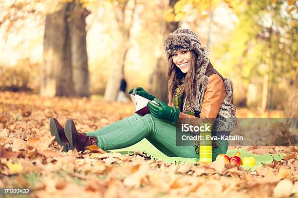 Photo libre de droit de Jolie Femme En Plein Air banque d'images et plus d'images libres de droit de 16-17 ans - 16-17 ans, Adolescent, Adulte