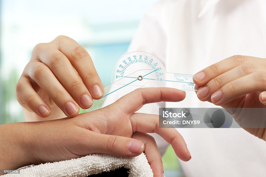 Профессиональной или медицинский специалист проверяет палец св�ободы движений - Стоковые фото Транспортир роялти-фри